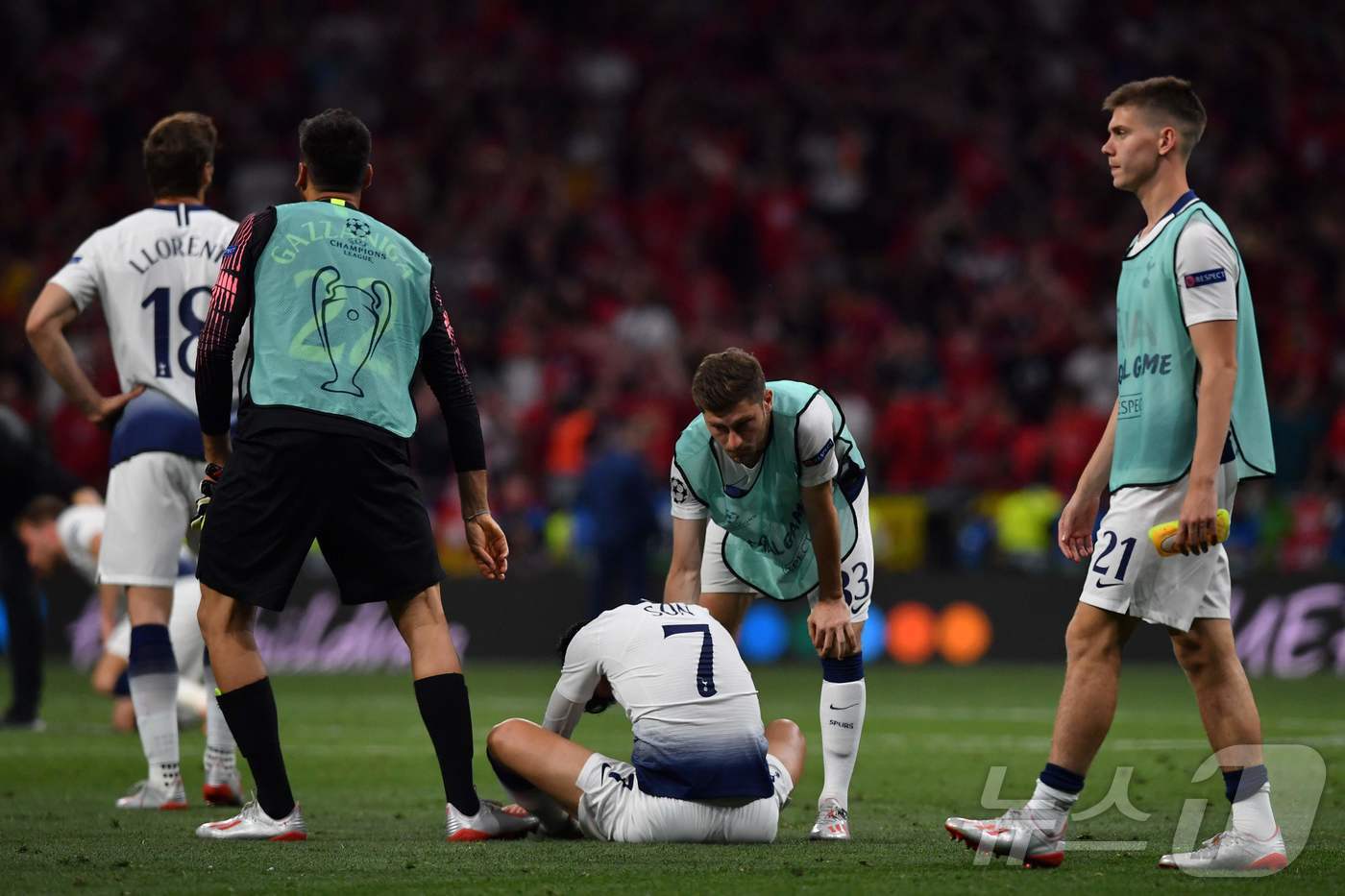 본문 이미지 - UCL 결승에서 패한 뒤 아쉬움이 주저앉은 손흥민&#40;가운데&#41; ⓒ AFP=뉴스1