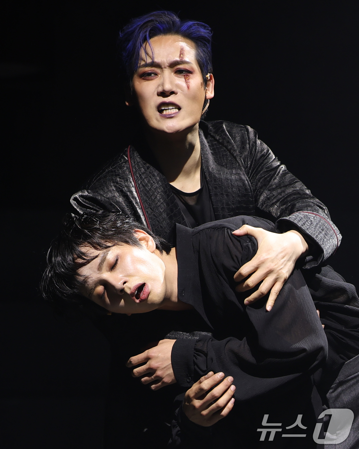 (서울=뉴스1) 권현진 기자 = 배우 양지원과 유승호가 13일 서울 마포구 서강대학교 메리홀 대극장에서 열린 연극 ‘킬링시저’ 프레스콜에서 열연을 펼치고 있다.윌리엄 셰익스피어의 …