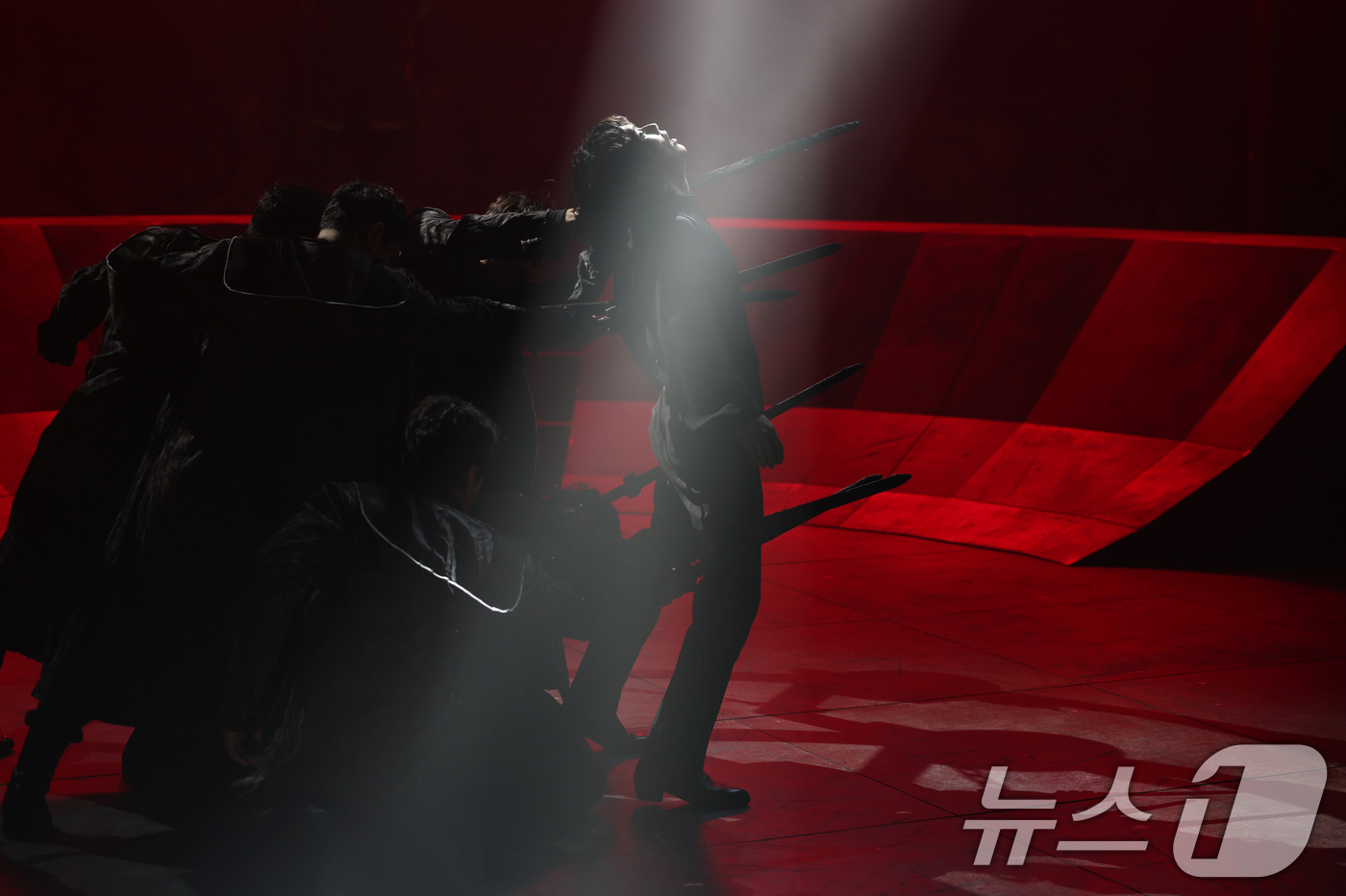 (서울=뉴스1) 권현진 기자 = 배우 유승호가 13일 서울 마포구 서강대학교 메리홀 대극장에서 열린 연극 ‘킬링시저’ 프레스콜에서 열연을 펼치고 있다.윌리엄 셰익스피어의 명작 '줄 …