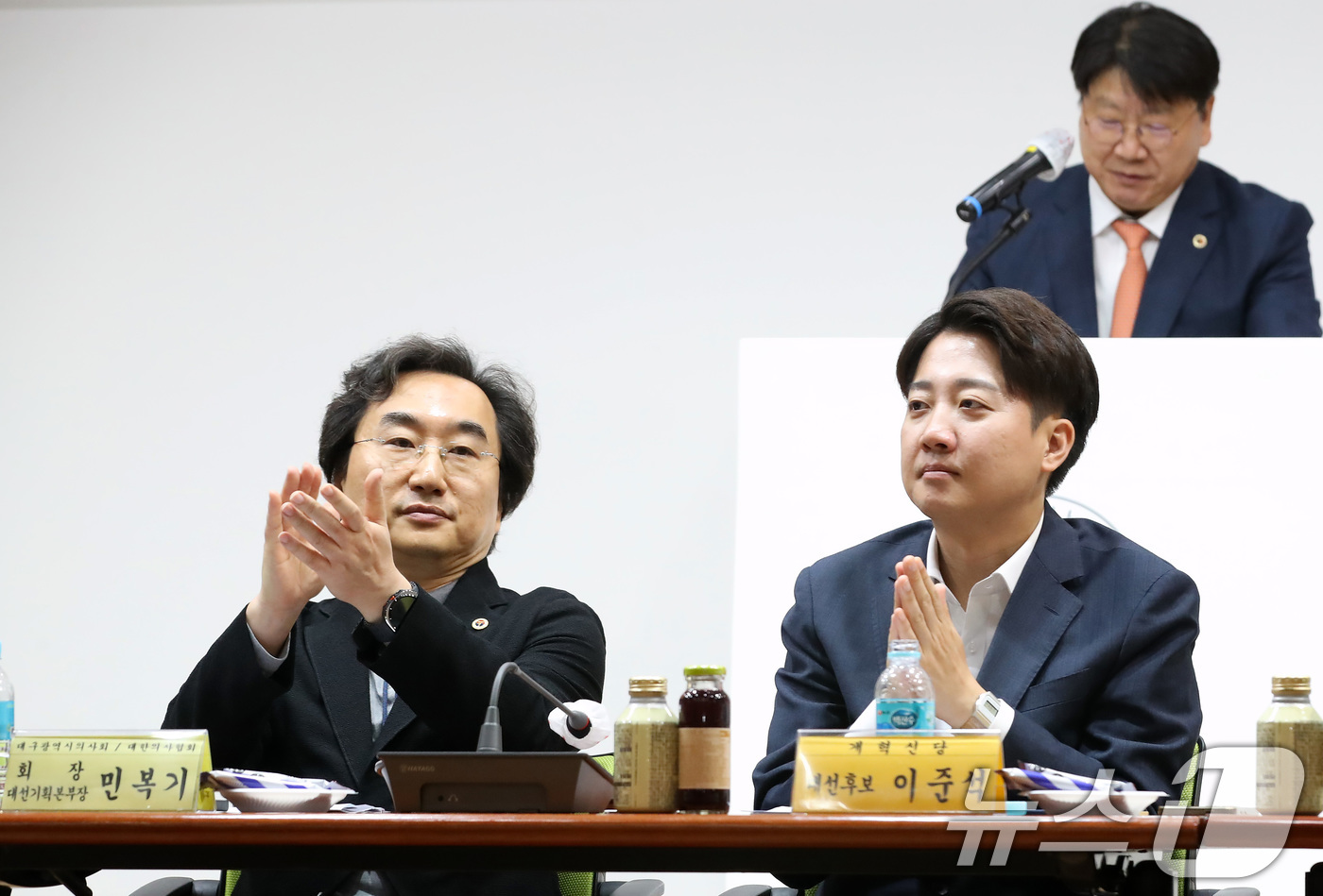 (대구=뉴스1) 공정식 기자 = 이준석 개혁신당 대통령 후보(오른쪽)이 13일 오후 대구 북구 대구시의사회관에서 열린 대구·경북의사회 지역의료 현안 간담회를 찾아 손뼉을 치고 있다 …