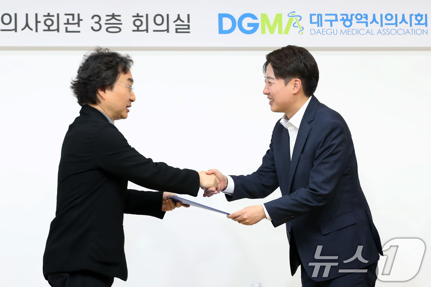 (대구=뉴스1) 공정식 기자 = 이준석 개혁신당 대통령 후보(오른쪽)가 13일 오후 대구 북구 대구시의사회관에서 열린 대구·경북의사회 지역의료 현안 간담회를 찾아 민복기 대한의사협 …