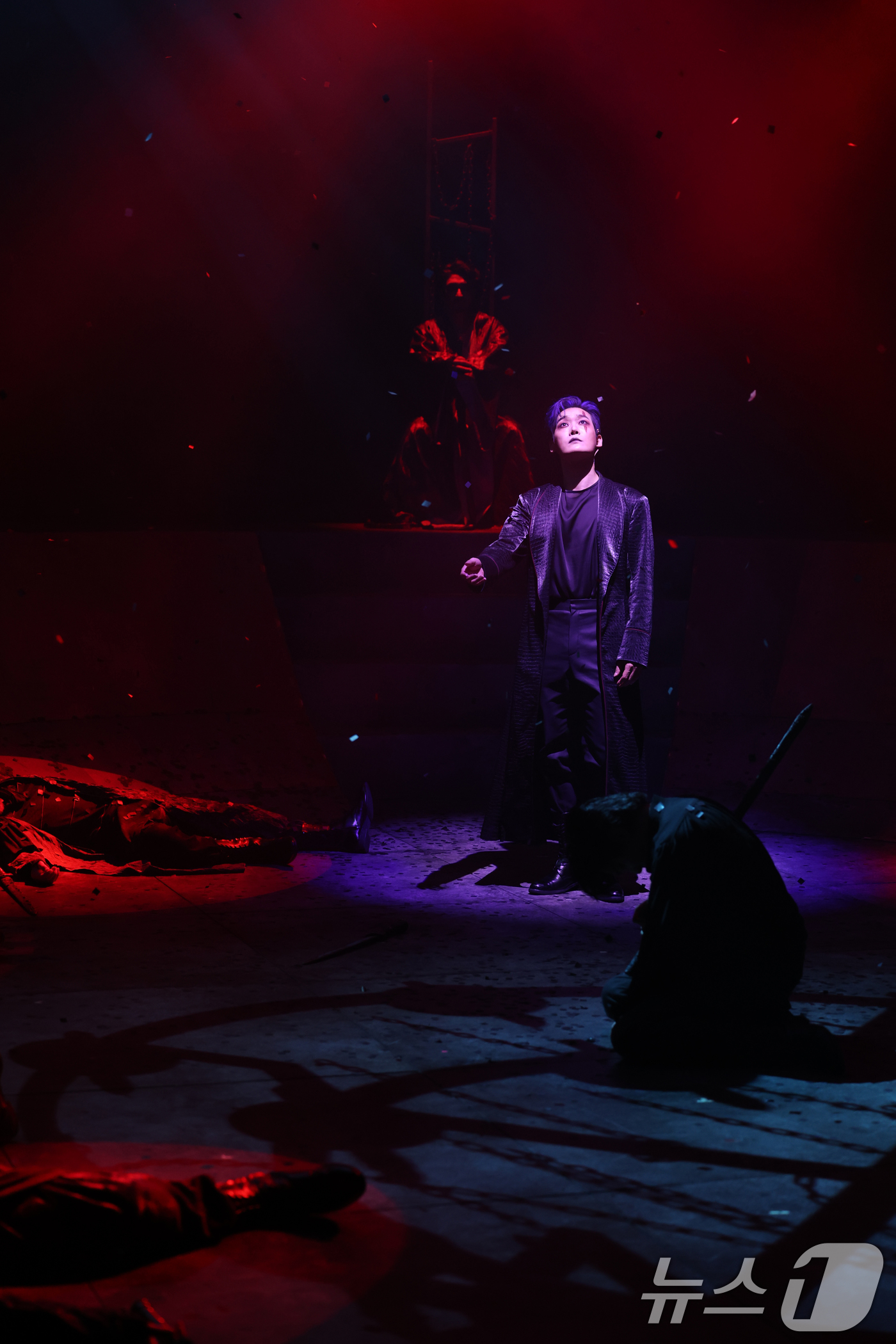 (서울=뉴스1) 권현진 기자 = 배우 양지원과 유승호가 13일 서울 마포구 서강대학교 메리홀 대극장에서 열린 연극 ‘킬링시저’ 프레스콜에서 열연을 펼치고 있다.윌리엄 셰익스피어의 …