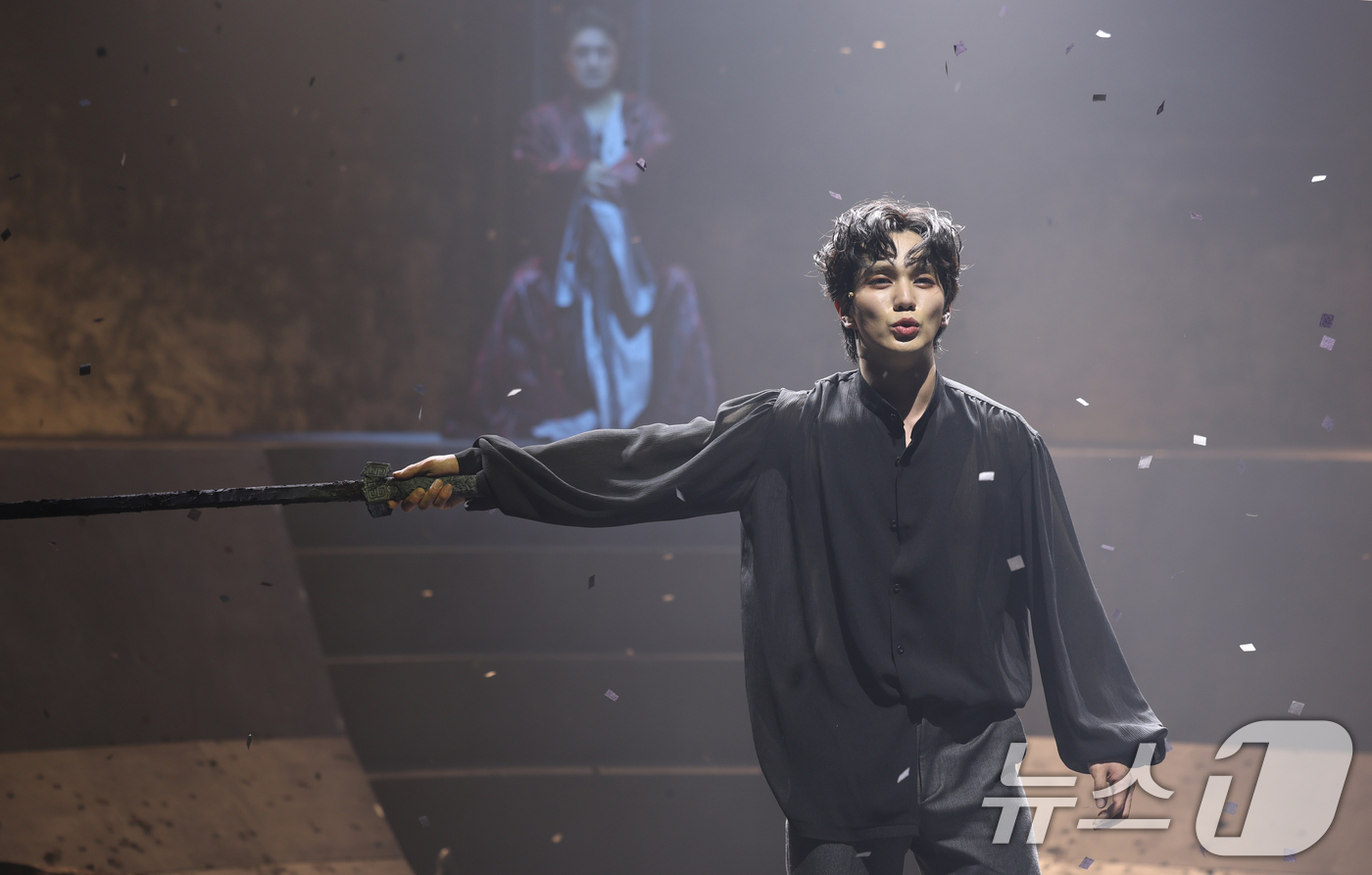 (서울=뉴스1) 권현진 기자 = 배우 유승호가 13일 서울 마포구 서강대학교 메리홀 대극장에서 열린 연극 ‘킬링시저’ 프레스콜에서 열연을 펼치고 있다.윌리엄 셰익스피어의 명작 '줄 …