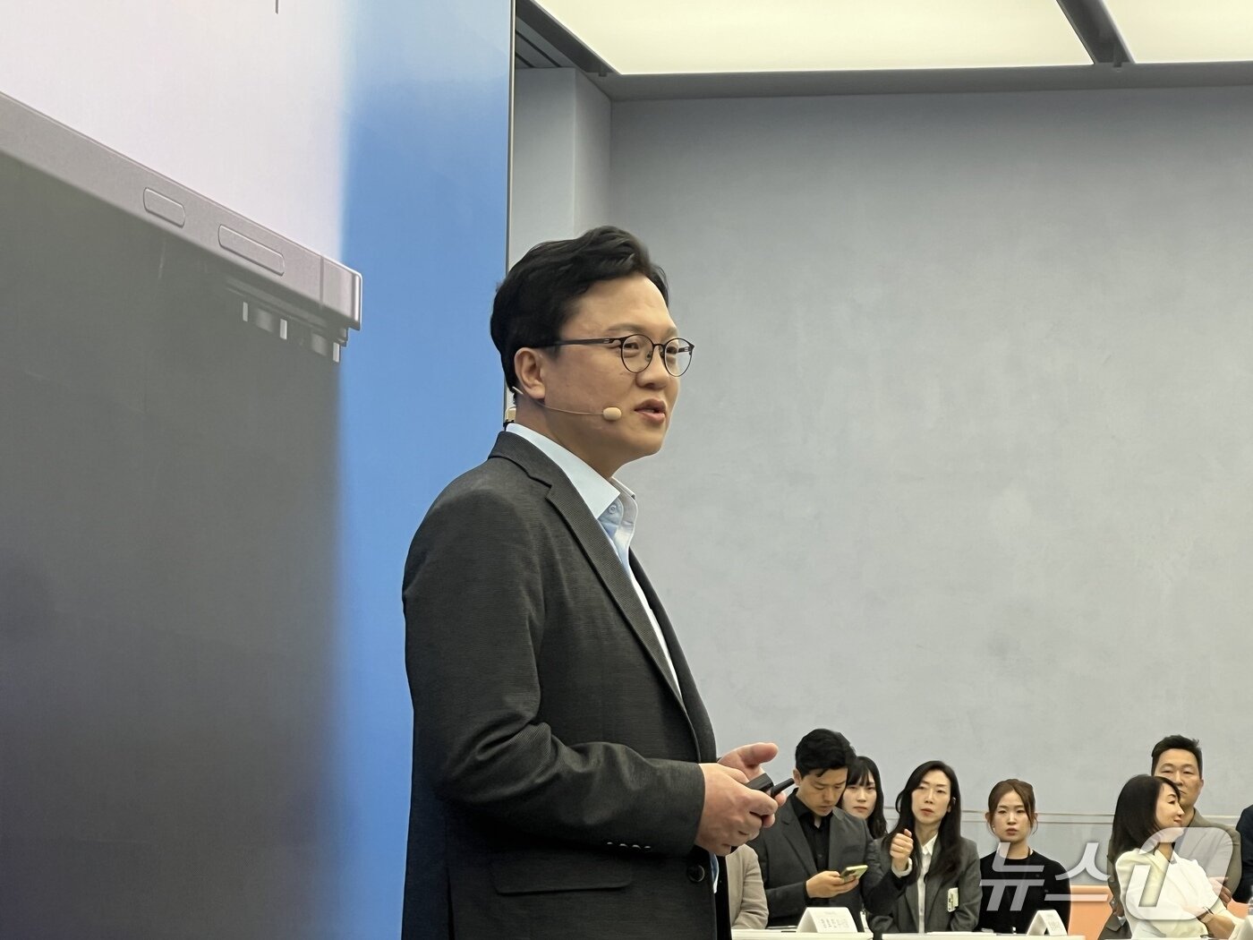 본문 이미지 - 문성훈 삼성전자 MX사업부 스마트폰개발1팀장(부사장)이 갤럭시S25 엣지를 소개하고 있다. 2025.05.13./뉴스1 ⓒNews1 김정현 기자
