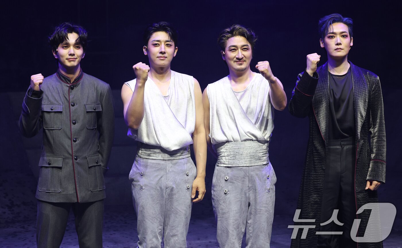 본문 이미지 - 배우 유승호&#40;왼쪽부터&#41;와 손호준, 김준원, 양지원이 13일 서울 마포구 서강대학교 메리홀 대극장에서 열린 연극 ‘킬링시저’ 프레스콜에서 포즈를 취하고 있다. 윌리엄 셰익스피어의 명작 &#39;줄리어스 시저&#39;를 원작으로 한 연극 &#39;킬링 시저&#39;는 공화정을 지킨다는 명분으로 벌어진 시저 암살이 결국 또 다른 독재자를 탄생시킨 아이러니를 다룬 작품이다. 2025.5.13/뉴스1 ⓒ News1 권현진 기자