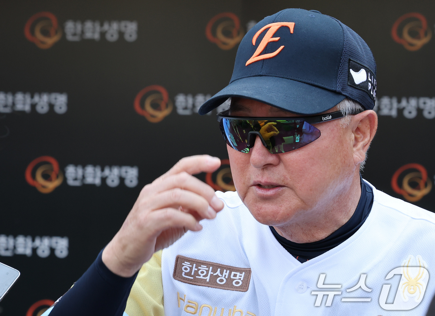 (대전=뉴스1) 김기태 기자 = 김경문 한화이글스 감독이 13일 대전 한화생명볼파크에서 두산베어스와 경기를 앞두고 취재진과 인터뷰를 하고 있다. 2025.5.13/뉴스1