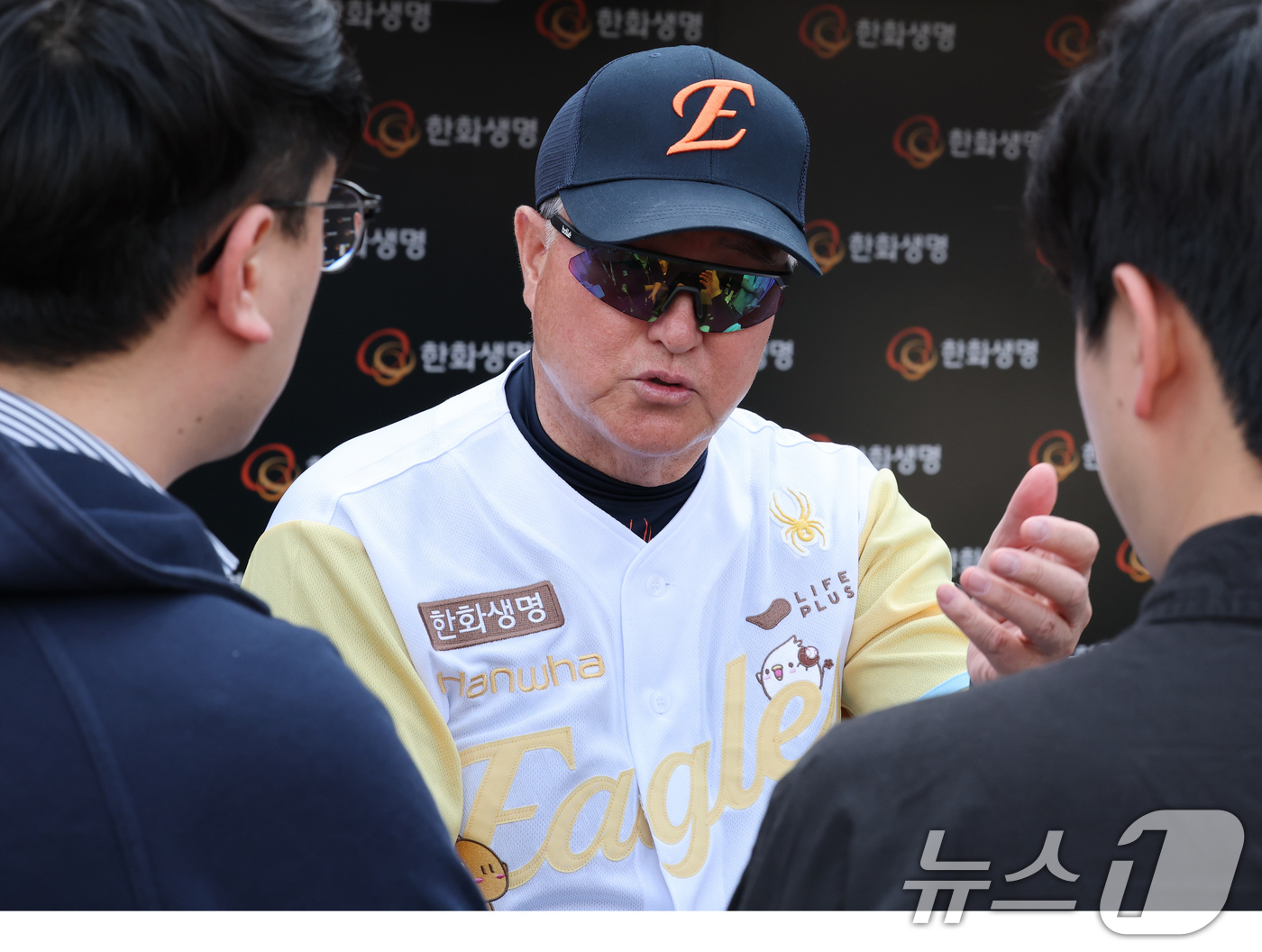 (대전=뉴스1) 김기태 기자 = 김경문 한화이글스 감독이 13일 대전 한화생명볼파크에서 두산베어스와 경기를 앞두고 취재진과 인터뷰를 하고 있다. 2025.5.13/뉴스1