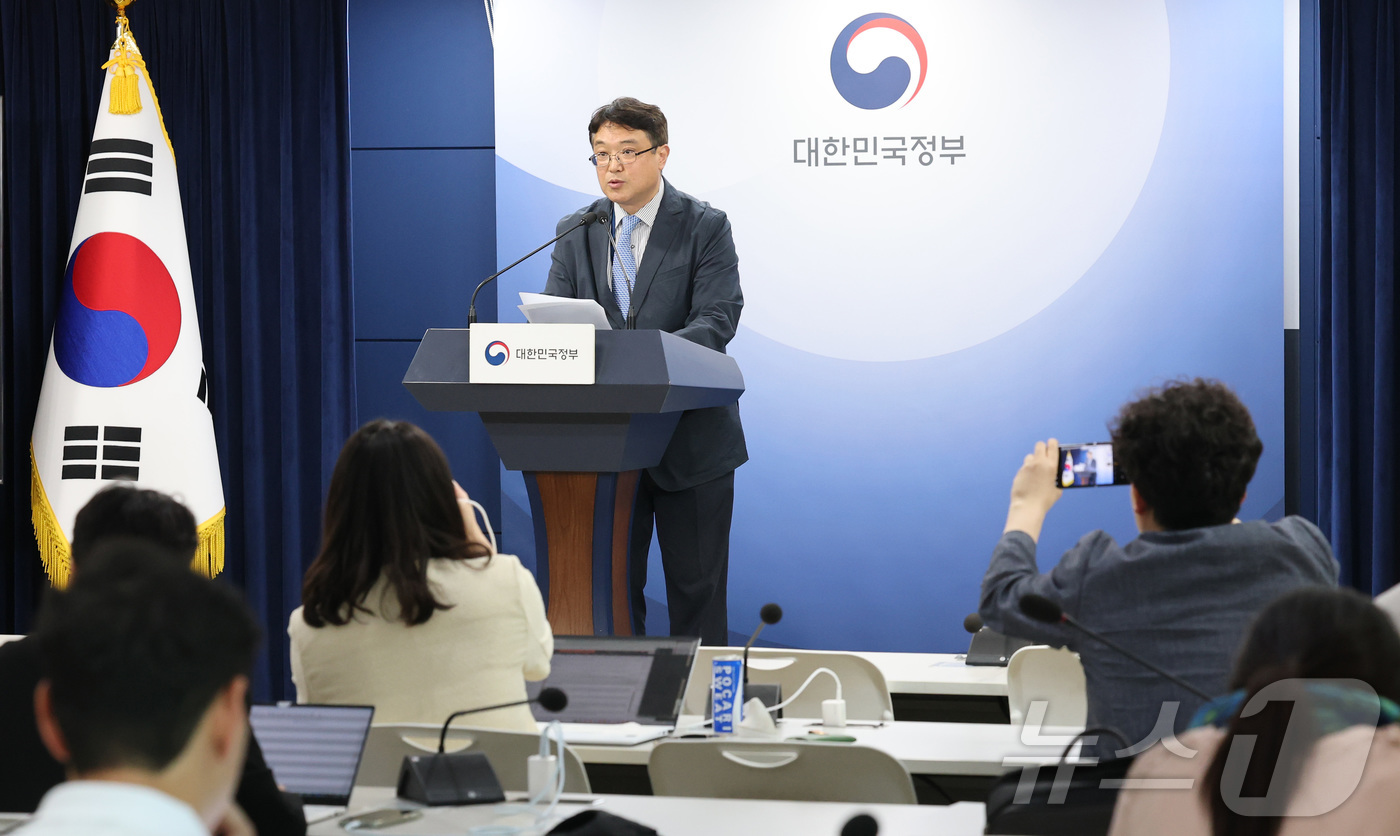 (서울=뉴스1) 임세영 기자 = 김성수 과학기술정보통신부 기초원천연구정책관이 지난 13일 서울 종로구 정부서울청사에서 슈퍼컴 6호기 계약 및 본격 구축 관련 브리핑을 하고 있다. …