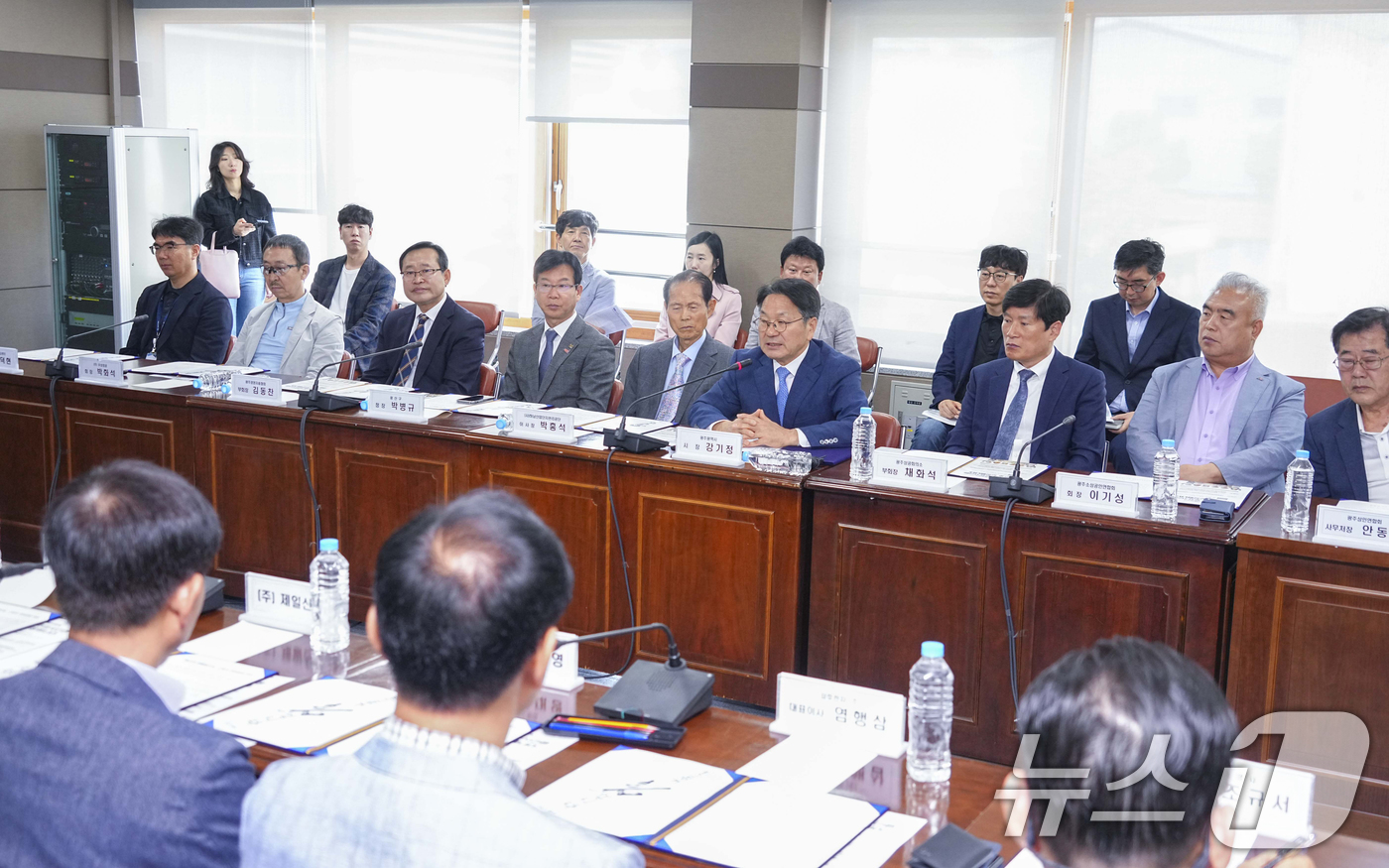 (광주=뉴스1) 박준배 기자 = 강기정 광주시장이 13일 광산구 하남근로자종합복지관에서 열린 '근로자·소상공인 투표 참여 보장 약속' 행사에 참석해 인사말을 하고 있다.(광주시 제 …