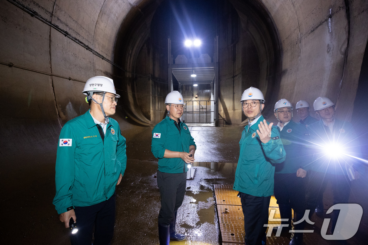 (서울=뉴스1) = 김완섭 환경부장관이 13일 서울 양천구 소재 신월 대심도 빗물터널을 방문해 시설 운영 관리현황을 점검하고 있다. (환경부 제공. 재판매 및 DB 금지) 2025 …
