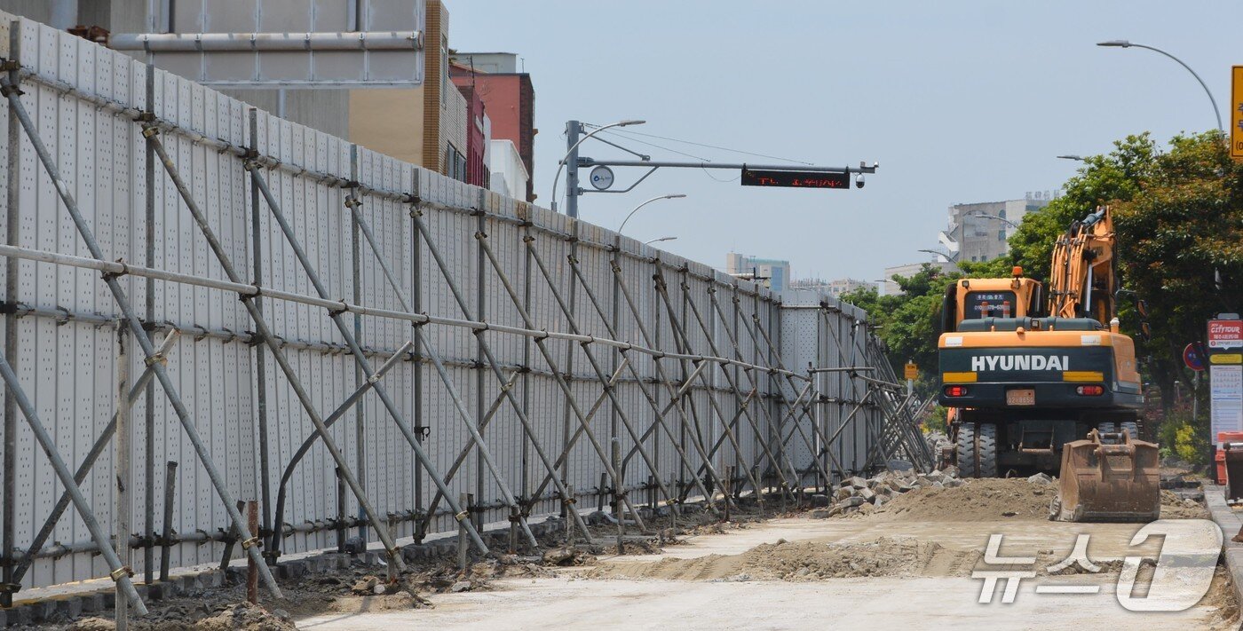 본문 이미지 - 제주시가 산지로(제주시 동문로터리~산지천 용진교) 450m 구간 '제주형 탄소중립 도로 환경 개선 사업'에 착공, 사괴석을 걷어내고 있다./뉴스1 