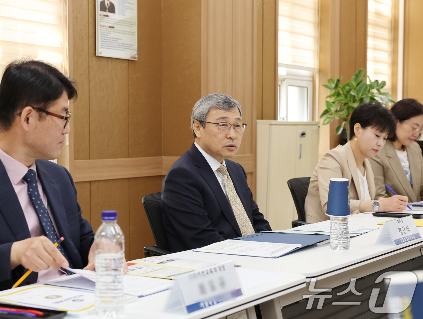 (서울=뉴스1) = 정근식 서울시교육감이 13일 서울 종로구 경기상업고등학교를 방문해 특성화고 직업교육 현장을 참관하고 학교 구성원 등과 특성화고 발전 방향 모색을 위한 간담회를 …