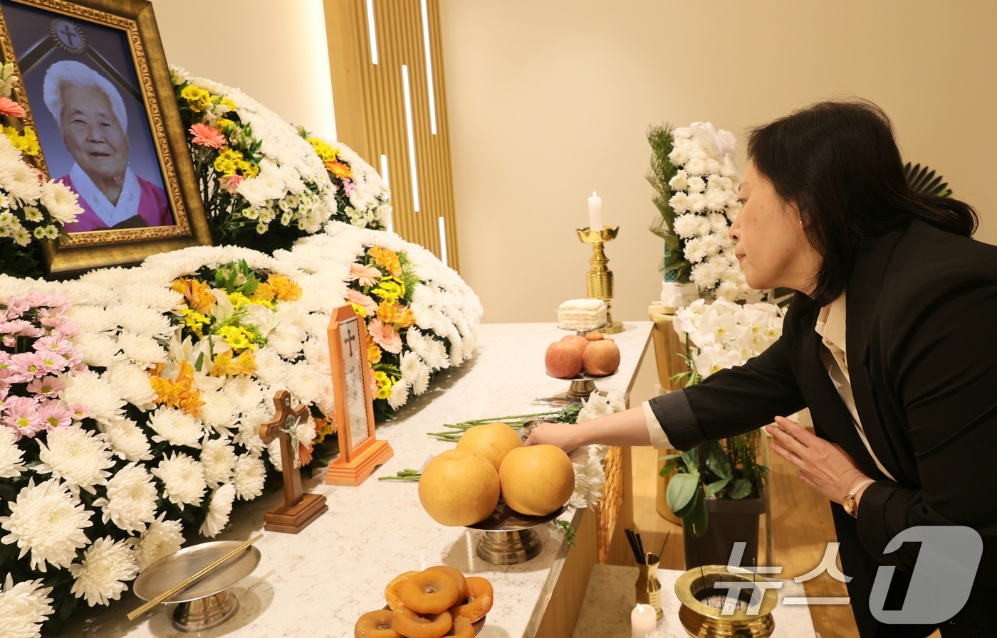 (서울=뉴스1) = 신영숙 여성가족부 차관이 13일 경기 용인시 쉴낙원 경기장례식장에 마련된 일본군 '위안부' 피해자 이옥선 할머니의 빈소를 찾아 조의를 표하고 있다. (여성가족부 …