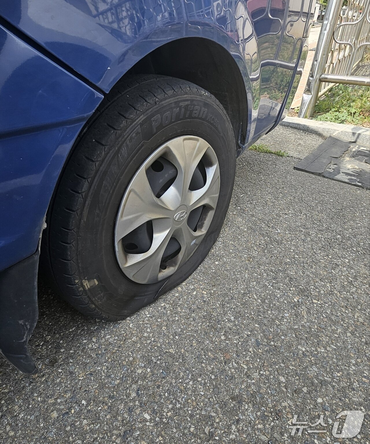 본문 이미지 - 13일 강원 삼척에서 만취 60대 남성에 의해 훼손된 이재명 더불어민주당 대통령 후보 유세차량 타이어.(더불어민주당 동해·태백·삼척·정선지역위원회 제공, 재판매 및 DB 금지) 2025,5,13.뉴스1