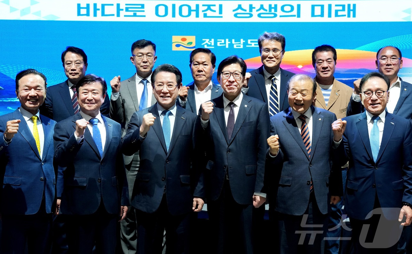 (무안=뉴스1) 전원 기자 = 김영록 전라남도지사가 13일 여수엑스포컨벤션센터에서 열린 ‘2026여수세계섬박람회조직위-부산시 업무협약’행사에서 박형준 부산광역시장, 정기명 여수시장 …