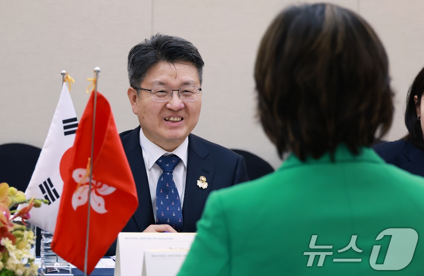 (서울=뉴스1) = 오석환 교육부 차관이 13일 제주 국제컨벤션센터에서 열린 한국·홍콩 양자회담에서 대화를 나누고 있다. (교육부 제공. 재판매 및 DB 금지) 2025.5.13/ …