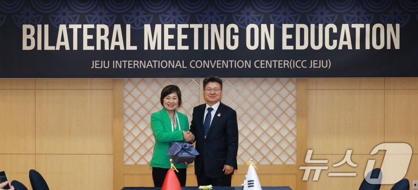 (서울=뉴스1) = 오석환 교육부 차관이 13일 제주 국제컨벤션센터에서 열린 한국·홍콩 양자회담에서 기념 촬영을 하고 있다. (교육부 제공. 재판매 및 DB 금지) 2025.5.1 …