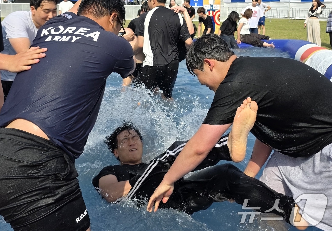 (구미=뉴스1) 정우용 기자 = 13일 개막한 구미대학교 축제에서 학생들이 물놀이를 하면서 즐거운 시간을 보내고 있다. 이날 오후에는 불꽃놀이가 펼쳐지고 가수 싸이 등이 축하공연을 …