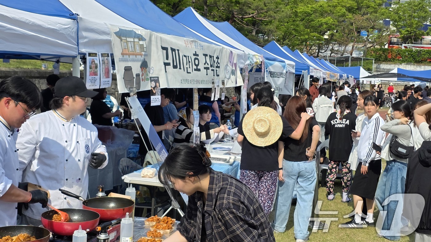(구미=뉴스1) 정우용 기자 = 13일 개막한 구미대학교 축제장에 각 과에서 설치한 주막촌이 학생들을 유혹하고 있다. 이날 오후에는 불꽃놀이가 펼쳐지고 가수 싸이 등이 축하공연을 …