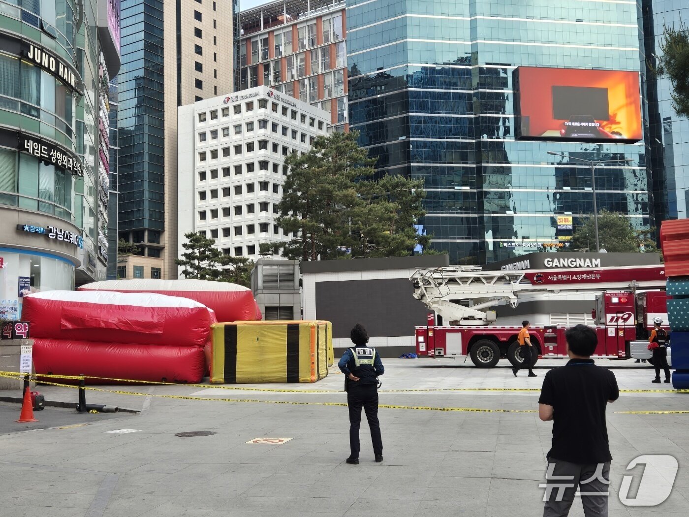 본문 이미지 - 13일 서울 강남역 인근 한 빌딩 옥상 난간에 한 남성이 올라 소방당국이 에어매트를 설치한 모습. 2025.5.13/뉴스1 ⓒ News1 남해인 기자