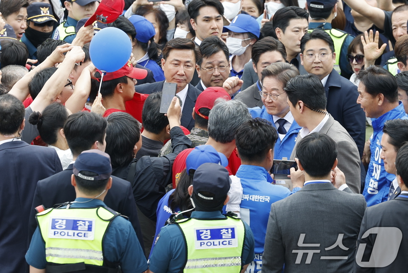 (포항=뉴스1) 안은나 기자 = 이재명 더불어민주당 대통령 후보가 대구·경북(TK) 지역 유세에 돌입한 13일 오후 경북 포항시청 광장을 찾아 인사하고 있다. 2025.5.13/뉴 …