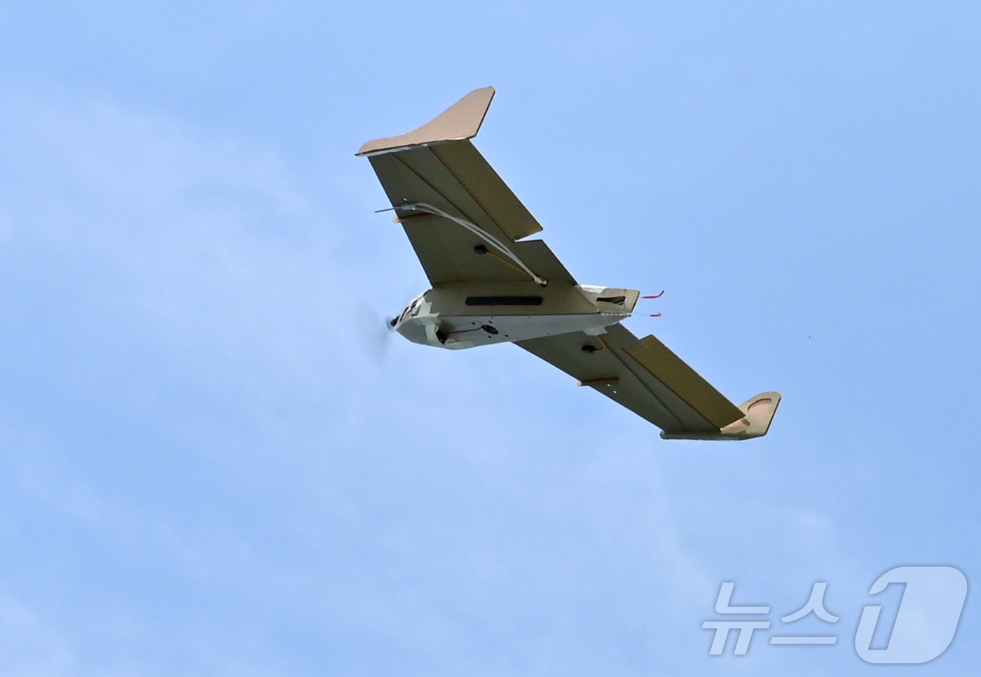 (울산=뉴스1) 사진공동취재단 = 해군은 지난 12일부터 울산 일산항 인근 해상에서 해군 최초로 상용 무인체계 작전 운용 가능성 검증훈련을 진행하고 있다고 14일 밝혔다.사진은 골 …