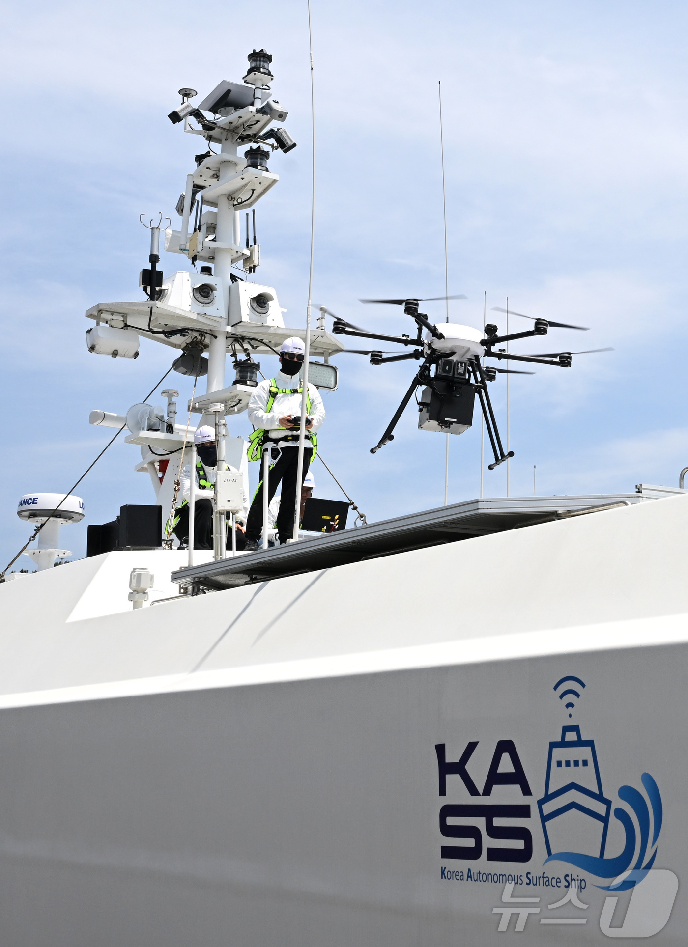 (울산=뉴스1) 사진공동취재단 = 해군은 지난 12일부터 울산 일산항 인근 해상에서 해군 최초로 상용 무인체계 작전 운용 가능성 검증훈련을 진행하고 있다고 14일 밝혔다.사진은 폭 …