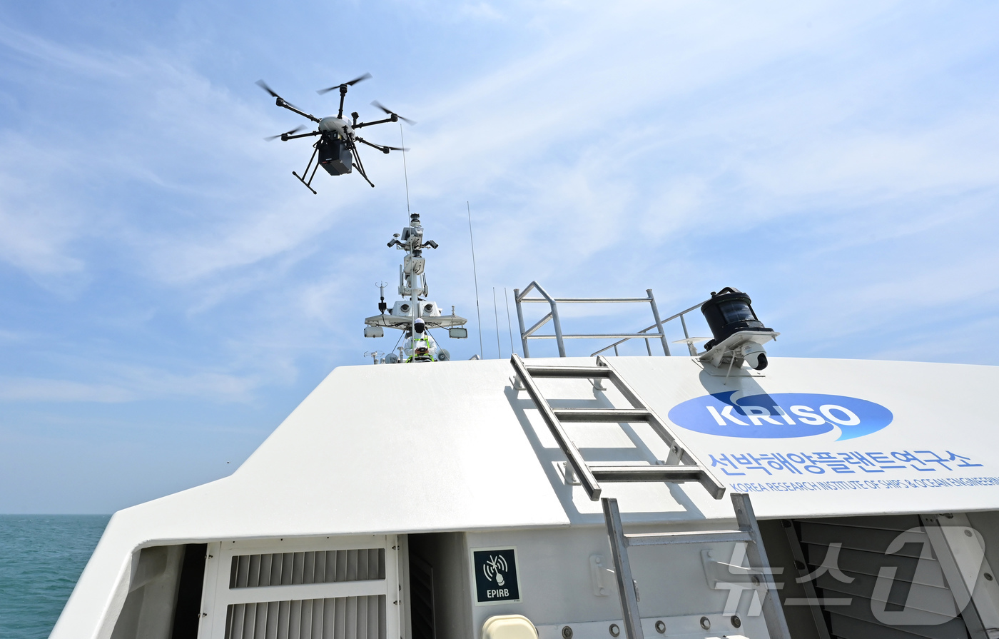 (울산=뉴스1) 사진공동취재단 = 해군은 지난 12일부터 울산 일산항 인근 해상에서 해군 최초로 상용 무인체계 작전 운용 가능성 검증훈련을 진행하고 있다고 14일 밝혔다.사진은 폭 …