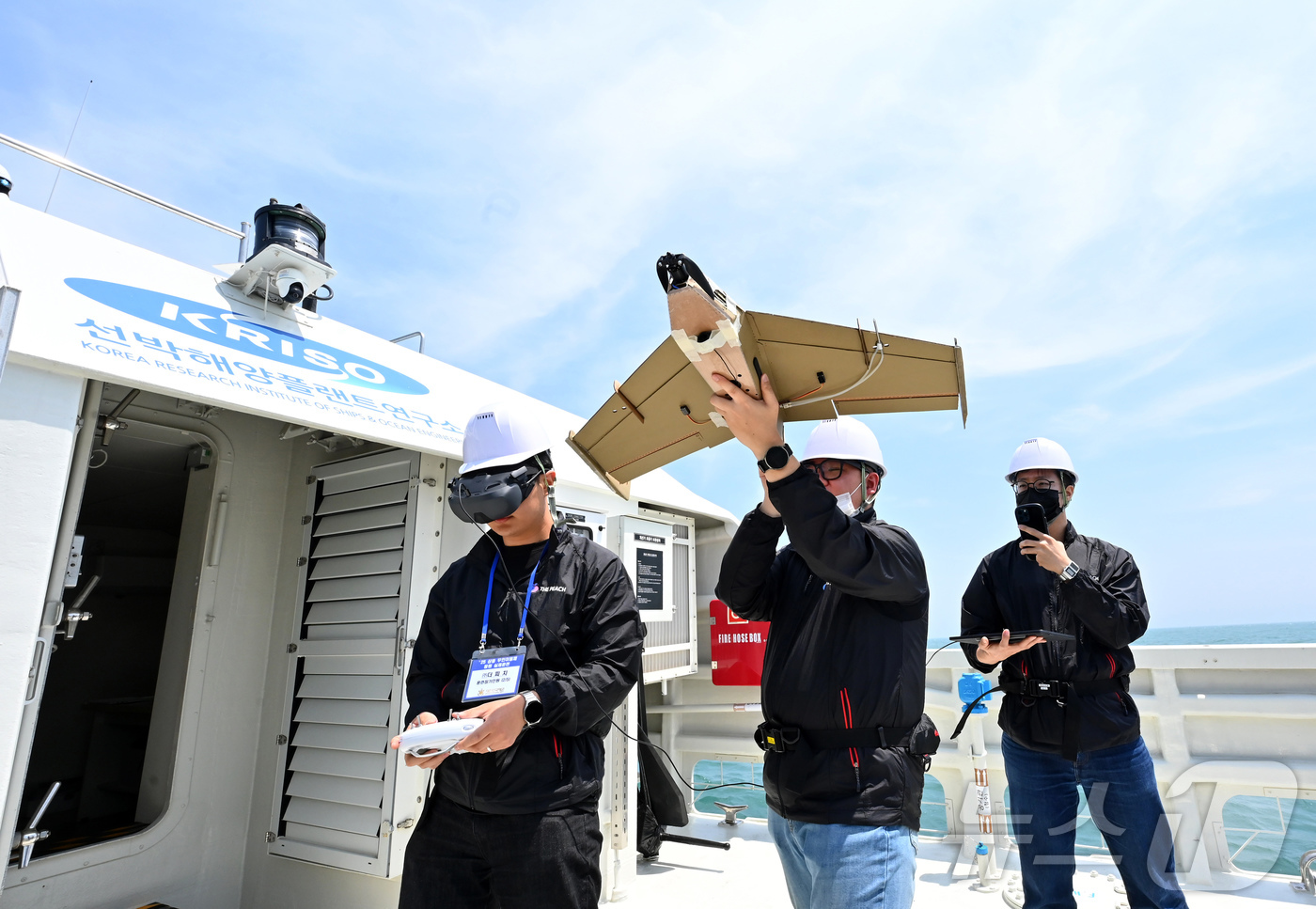 (울산=뉴스1) 사진공동취재단 = 해군은 지난 12일부터 울산 일산항 인근 해상에서 해군 최초로 상용 무인체계 작전 운용 가능성 검증훈련을 진행하고 있다고 14일 밝혔다.사진은 골 …