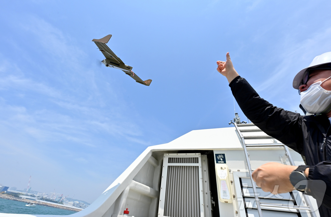 (울산=뉴스1) 사진공동취재단 = 해군은 지난 12일부터 울산 일산항 인근 해상에서 해군 최초로 상용 무인체계 작전 운용 가능성 검증훈련을 진행하고 있다고 14일 밝혔다.사진은 골 …