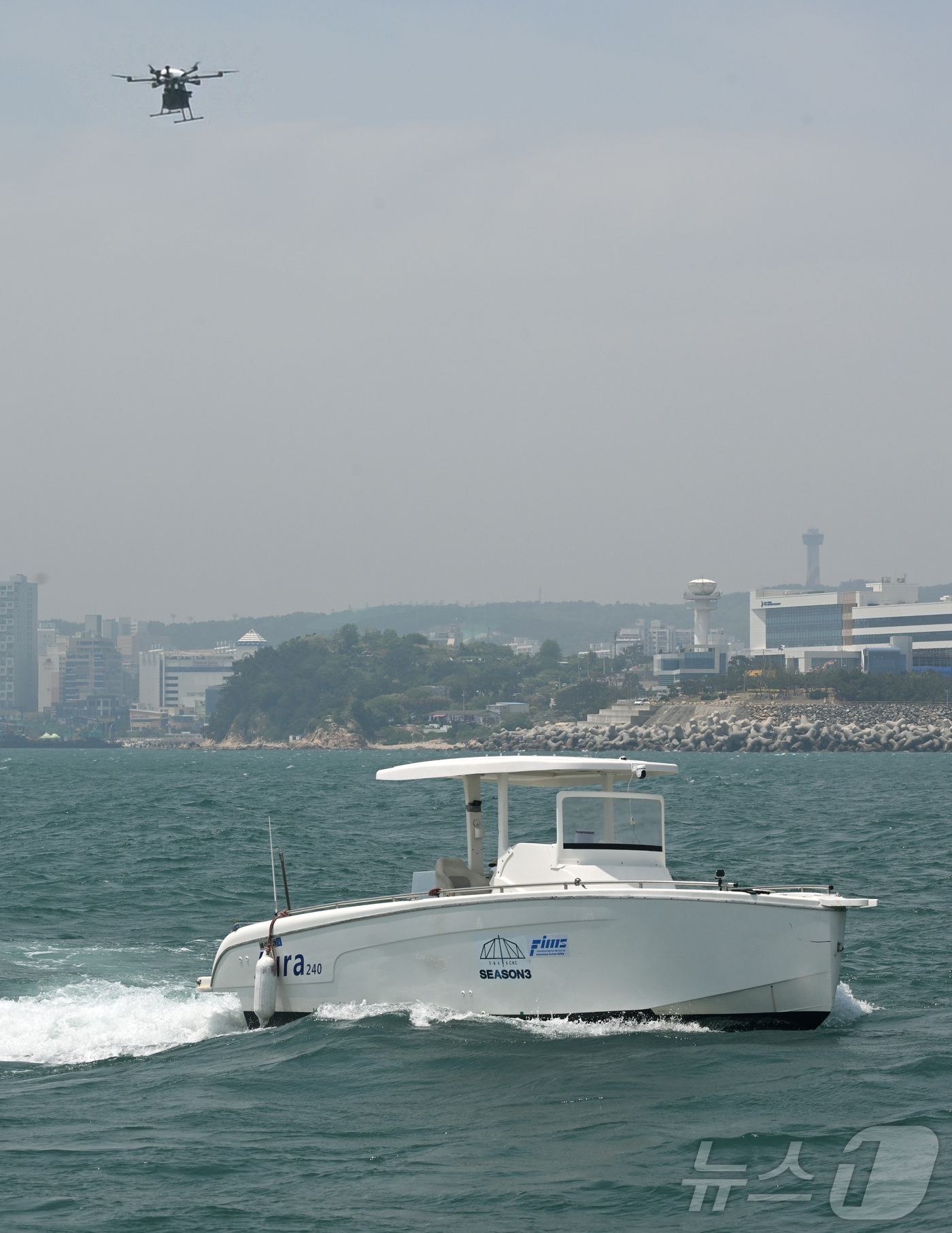 (울산=뉴스1) 사진공동취재단 = 해군은 지난 12일부터 울산 일산항 인근 해상에서 해군 최초로 상용 무인체계 작전 운용 가능성 검증훈련을 진행하고 있다고 14일 밝혔다.사진은 무 …