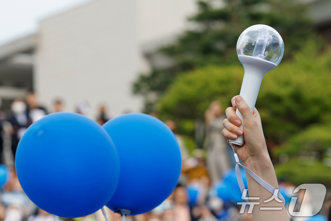 (포항=뉴스1) 안은나 기자 = 이재명 더불어민주당 대통령 후보가 대구·경북(TK) 지역 유세에 돌입한 13일 오후 경북 포항시청 광장을 찾아 지지를 호소하는 가운데 지지자들이 풍 …