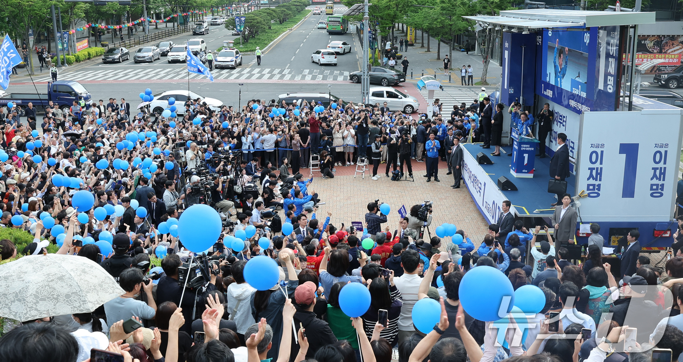 (포항=뉴스1) 안은나 기자 = 이재명 더불어민주당 대통령 후보가 대구·경북(TK) 지역 유세에 돌입한 13일 오후 경북 포항시청 광장을 찾아 지지를 호소하고 있다. 2025.5. …