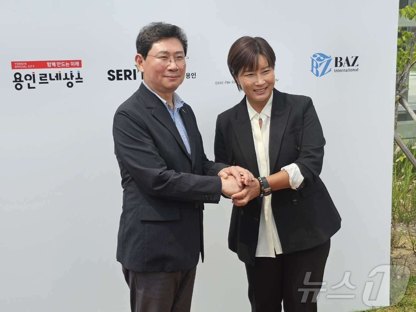 (용인=뉴스1) 김평석 기자 = 13일 용인시 마평동 옛 용인종합운동장에서 열린 'SERI PAK with 용인' 개관식에서 이상일 용인시장이 박세리 전 골프 국가대표 감독과 기념 …