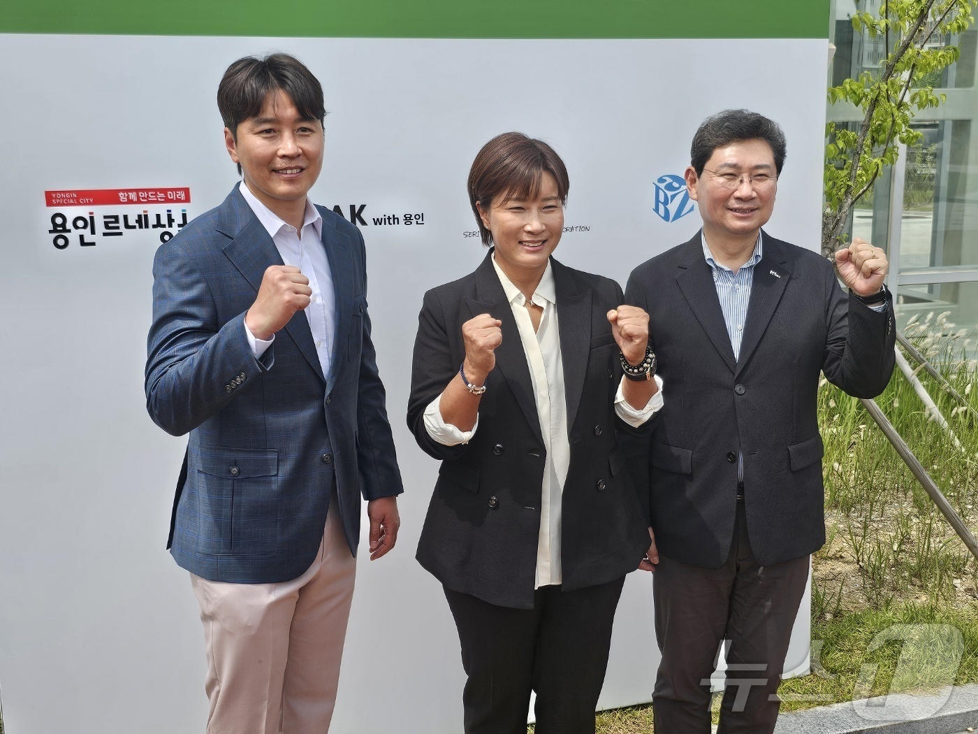 (용인=뉴스1) 김평석 기자 = 13일 용인시 마평동 옛 용인종합운동장에서 진행된 'SERI PAK with 용인' 개관식에서 이상일 용인시장(오른쪽)이 박세리 전 골프 국가대표 …