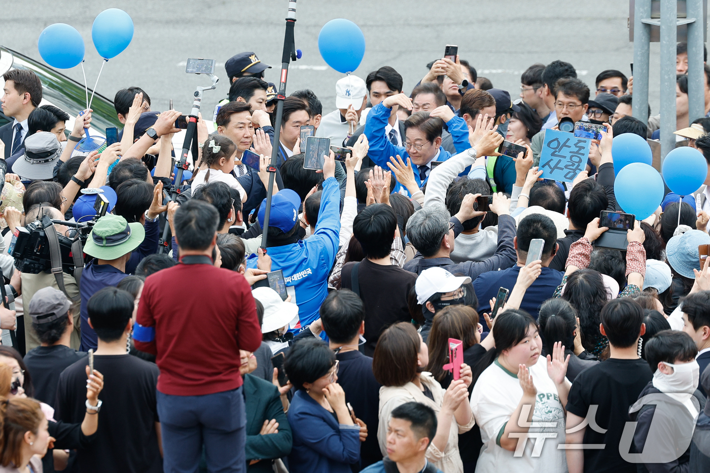 (포항=뉴스1) 안은나 기자 = 이재명 더불어민주당 대통령 후보가 대구·경북(TK) 지역 유세에 돌입한 13일 오후 경북 포항시청 광장에 도착해 하트를 만들고 있다. 2025.5. …