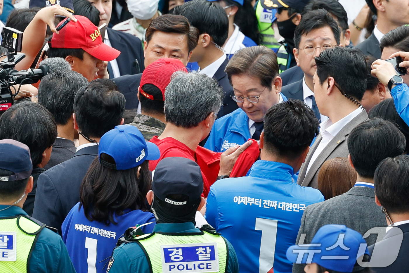 (포항=뉴스1) 안은나 기자 = 이재명 더불어민주당 대통령 후보가 대구·경북(TK) 지역 유세에 돌입한 13일 오후 경북 포항시청 광장에 도착해 채해병 사건 진상규명과 박정훈 대령 …
