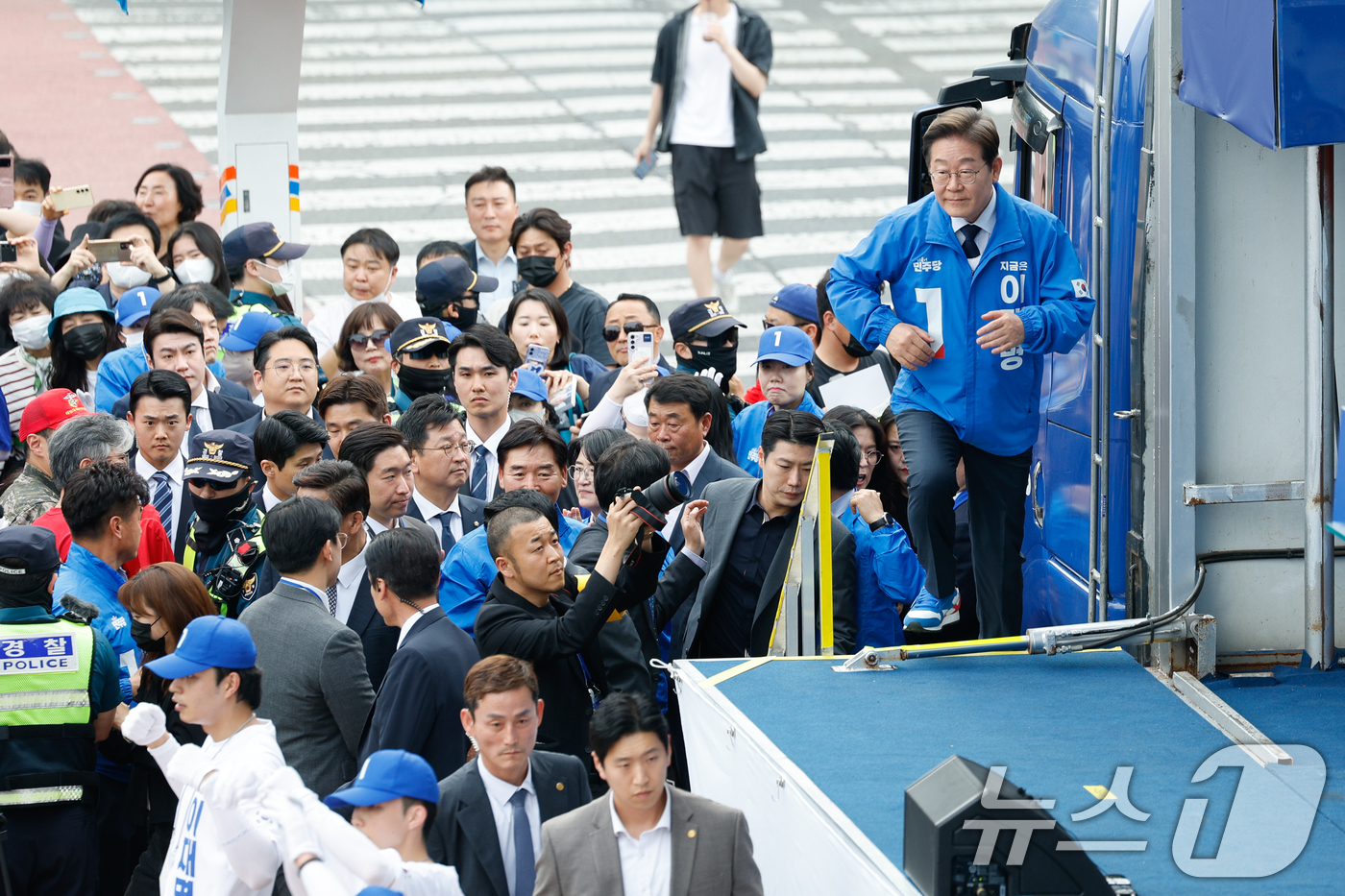 (포항=뉴스1) 안은나 기자 = 이재명 더불어민주당 대통령 후보가 대표적 험지인 대구·경북(TK) 지역 유세에 돌입한 13일 오후 경북 포항시청 광장을 찾아 연설하기 위해 단상에 …