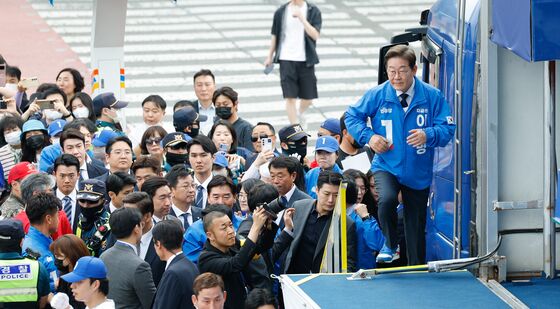 단상 오르는 이재명