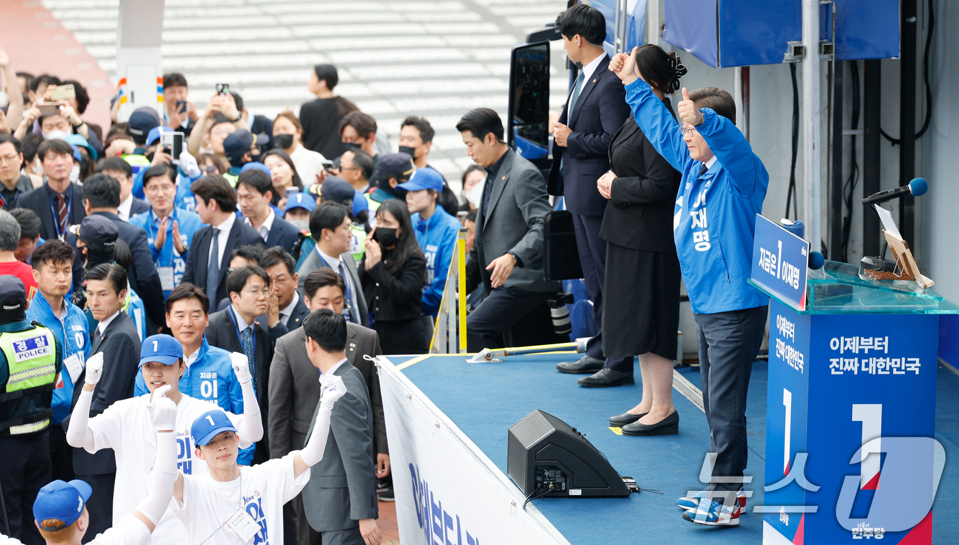 (포항=뉴스1) 안은나 기자 = 이재명 더불어민주당 대통령 후보가 대표적 험지인 대구·경북(TK) 지역 유세에 돌입한 13일 오후 경북 포항시청 광장을 찾아 인사하고 있다. 202 …