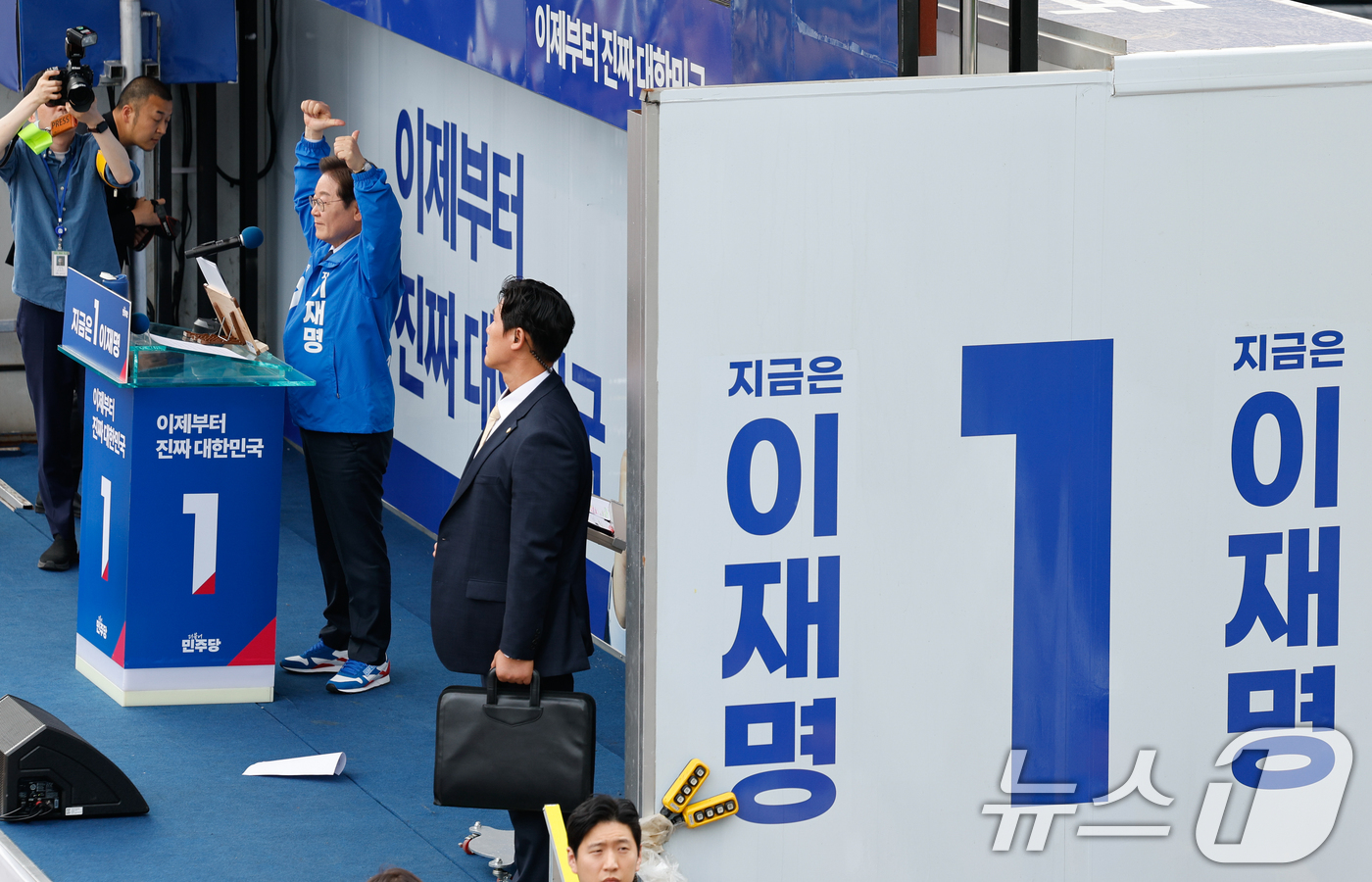 (포항=뉴스1) 안은나 기자 = 이재명 더불어민주당 대통령 후보가 대표적 험지인 대구·경북(TK) 지역 유세에 돌입한 13일 오후 경북 포항시청 광장을 찾아 인사하고 있다. 202 …