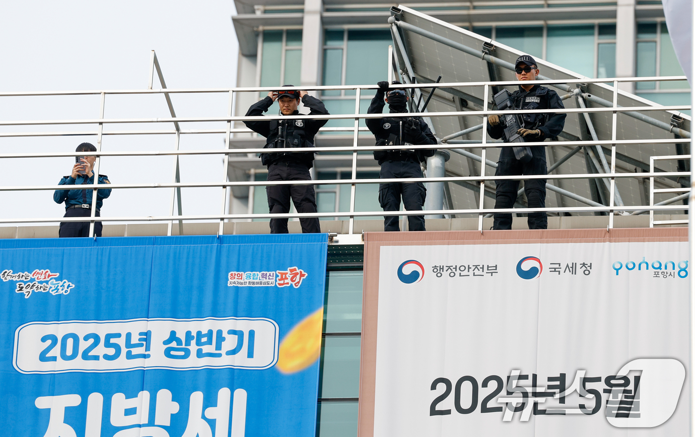 (포항=뉴스1) 안은나 기자 = 이재명 더불어민주당 대통령 후보가 대구·경북(TK) 지역 유세에 돌입한 13일 오후 경북 포항시청 광장에서 유세를 펼치는 가운데 경찰특공대가 경계 …