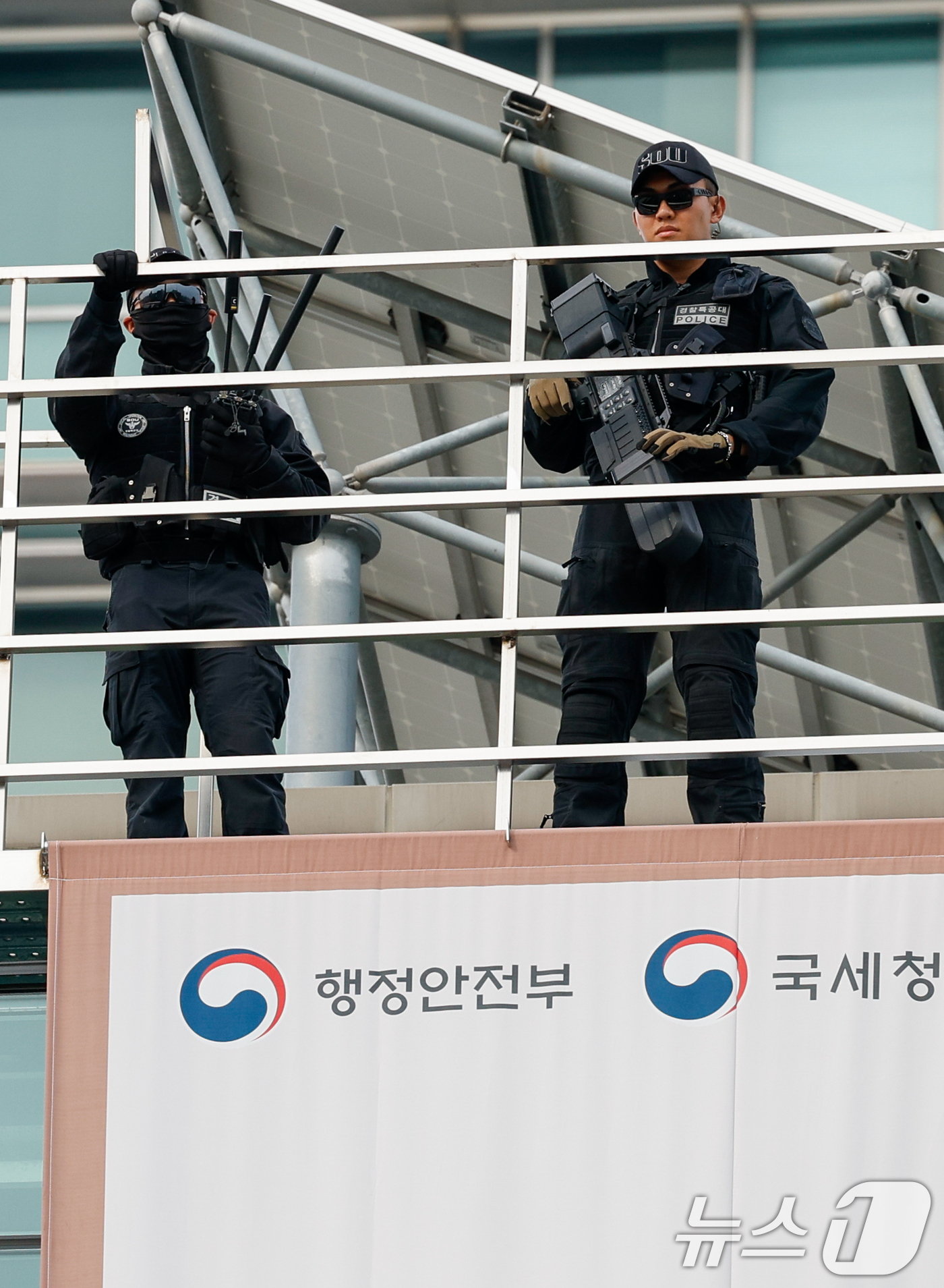 (포항=뉴스1) 안은나 기자 = 이재명 더불어민주당 대통령 후보가 대구·경북(TK) 지역 유세에 돌입한 13일 오후 경북 포항시청 광장에서 유세를 펼치는 가운데 경찰특공대가 경계 …