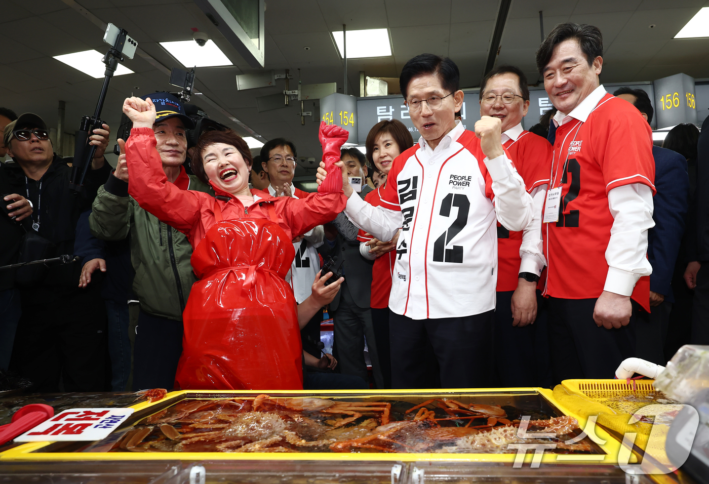 (부산=뉴스1) 김민지 기자 = 김문수 국민의힘 대통령 후보가 13일 부산 중구 자갈치시장에서 유세 중 독도새우를 맛보고 있다. 2025.5.13/뉴스1