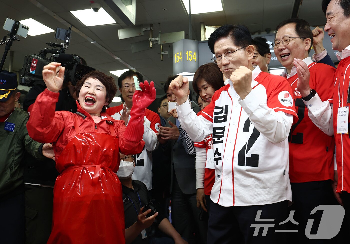 본문 이미지 - 김문수 국민의힘 대통령 후보가 13일 부산 중구 자갈치시장에서 유세를 하고 있다. 2025.5.13/뉴스1 ⓒ News1 김민지 기자