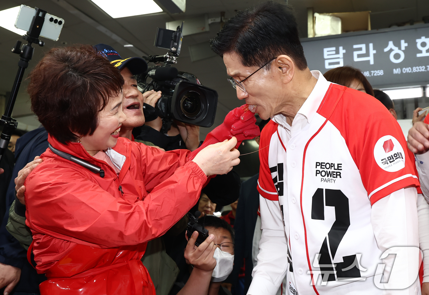 (부산=뉴스1) 김민지 기자 = 김문수 국민의힘 대통령 후보가 13일 부산 중구 자갈치시장에서 유세 중 독도새우를 맛보고 있다. 2025.5.13/뉴스1