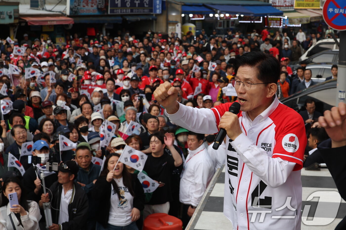 본문 이미지 - 김문수 국민의힘 대통령 후보가 13일 부산 자갈치시장에서 유세를 하고 있다. &#40;공동취재&#41; 2025.5.13/뉴스1 ⓒ News1 김민지 기자