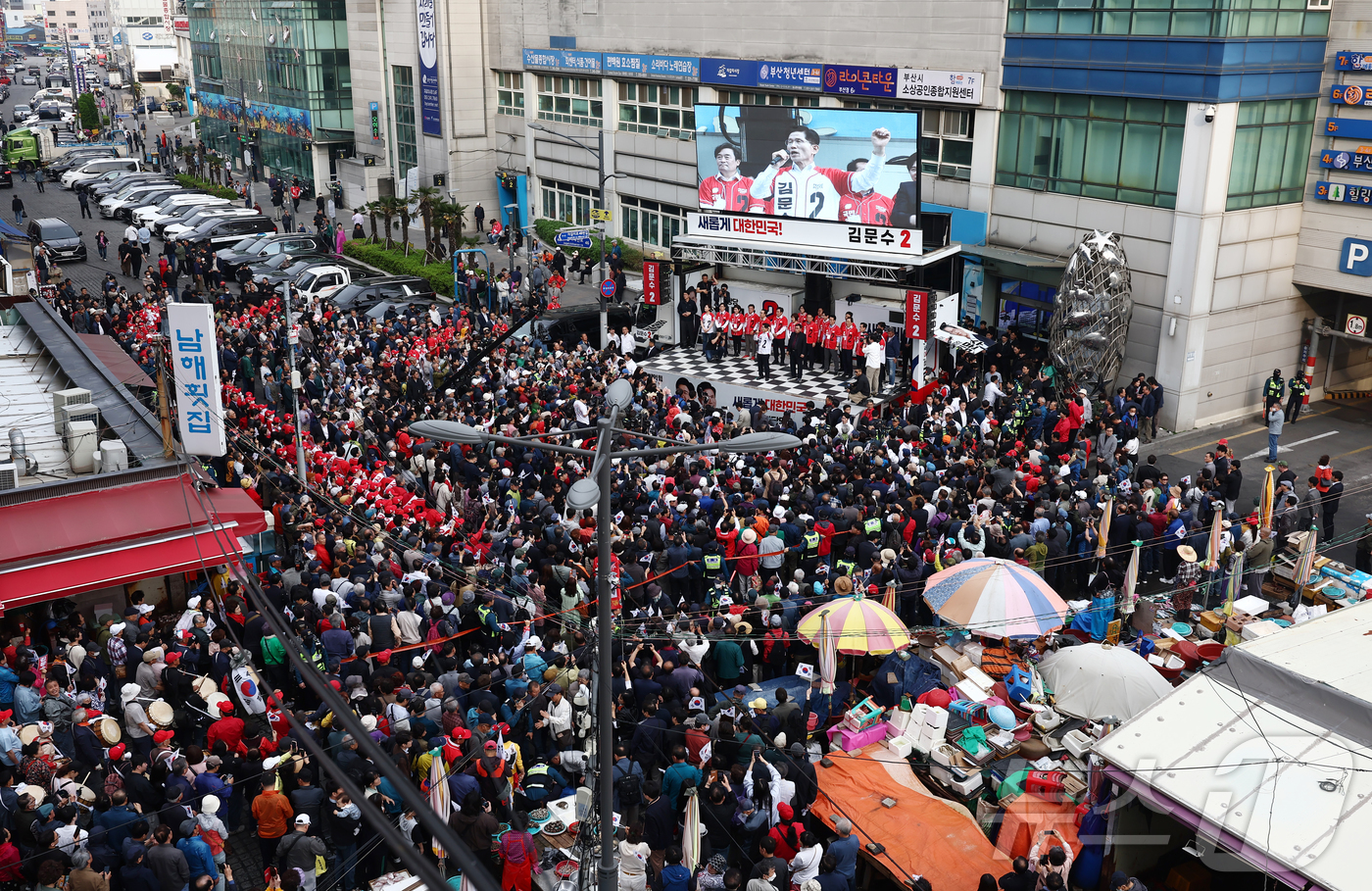 (부산=뉴스1) 김민지 기자 = 김문수 국민의힘 대통령 후보가 13일 부산 중구 자갈치시장에서 유세를 하고 있다. 2025.5.13/뉴스1