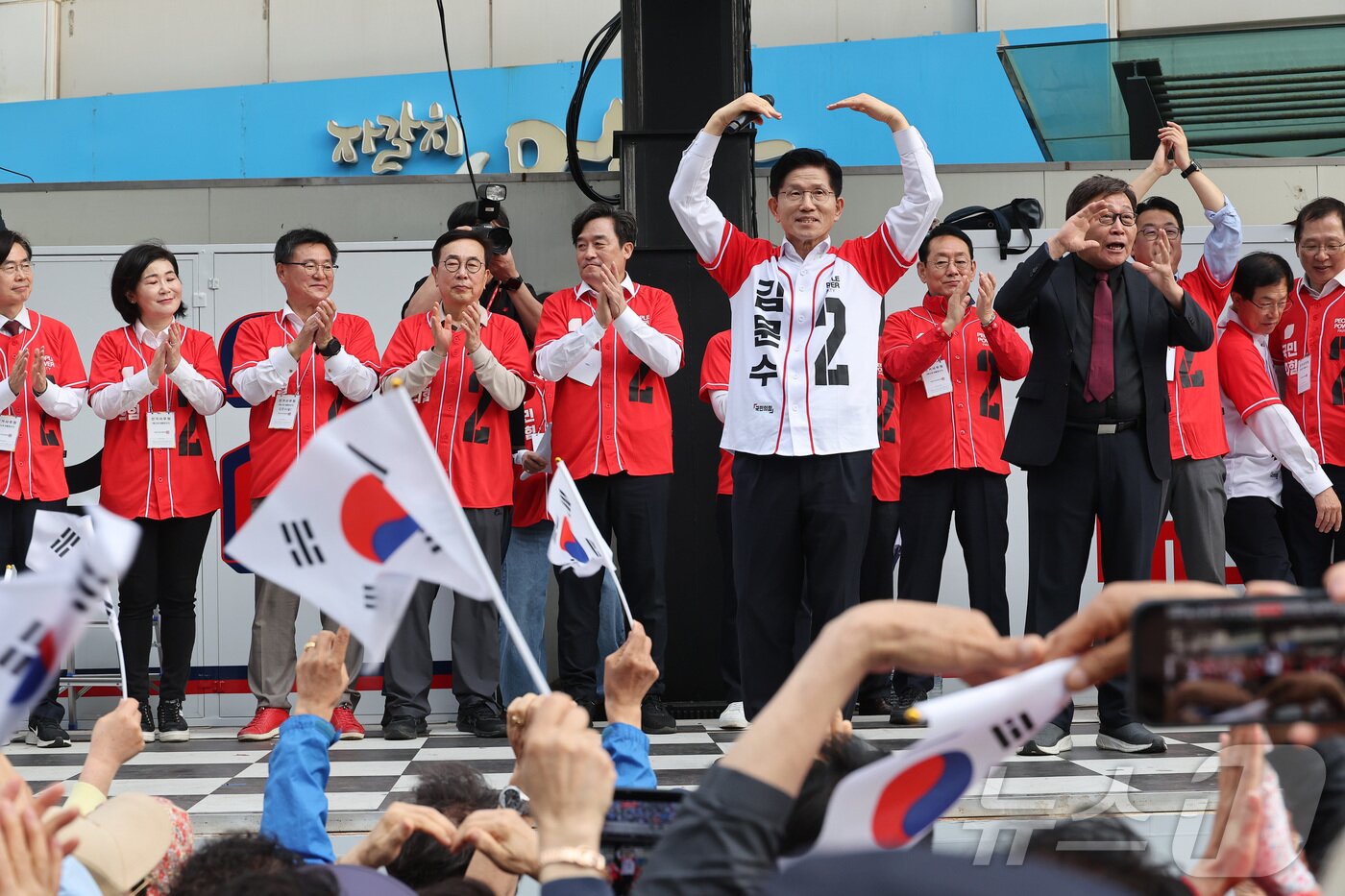 본문 이미지 - 김문수 국민의힘 대통령 후보가 13일 부산 중구 자갈치시장에서 유세를 하고 있다. &#40;공동취재&#41; 2025.5.13/뉴스1 ⓒ News1 김민지 기자