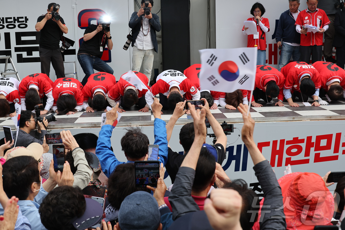 (부산=뉴스1) 김민지 기자 = 김문수 국민의힘 대통령 후보가 13일 부산 중구 자갈치시장에서 유세 도중 큰 절을 하고 있다. (공동취재) 2025.5.13/뉴스1